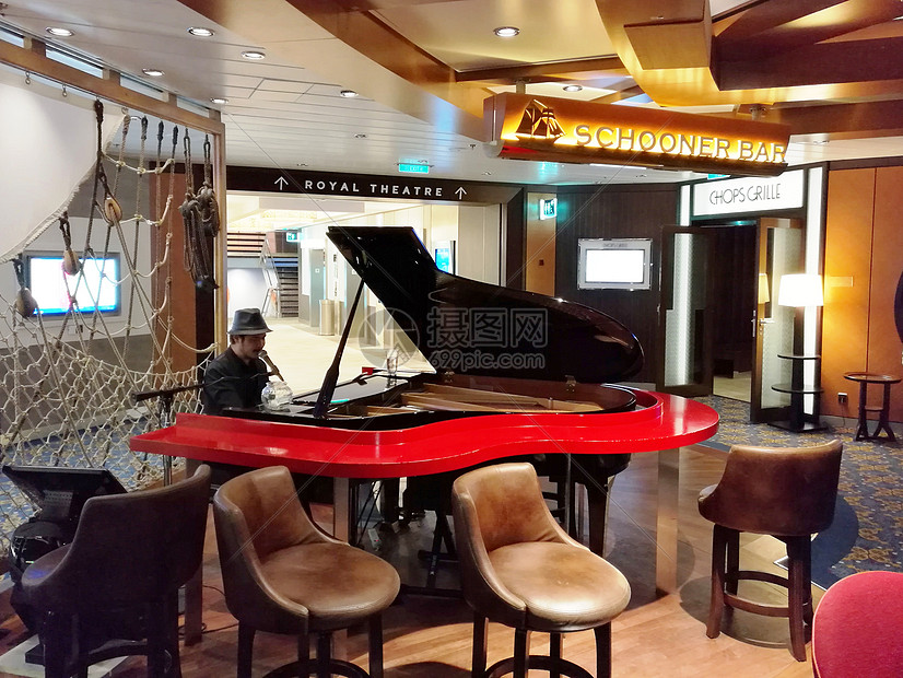 游轮上的钢琴酒吧图片