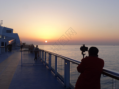 邮轮上候夕阳高清图片