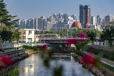 深圳平安深圳解放路的河上高铁背景