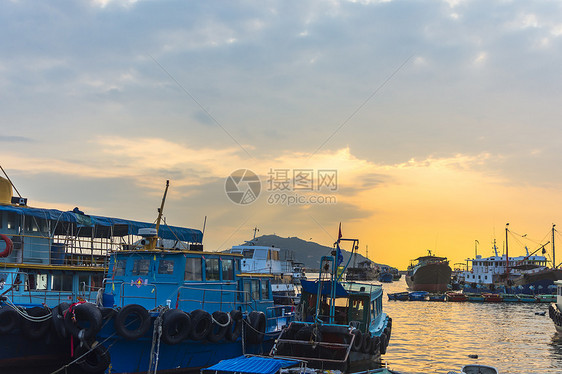 海边船只夕阳背景图片