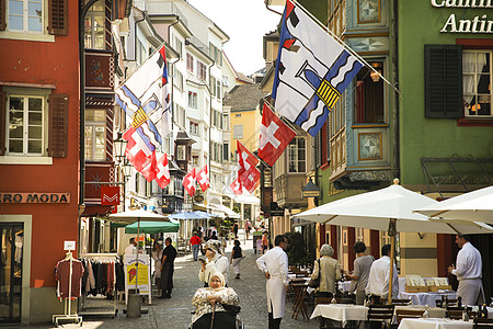 瑞士旅游悬挂瑞士国旗的苏黎世街道背景