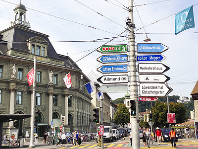 瑞士琉森街头的道路指示牌图片