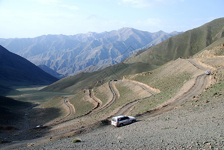 巴音布鲁克草原越野山路背景图片