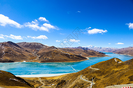 高原湖泊冬天蓝绿色宝石般的羊湖羊卓雍措背景