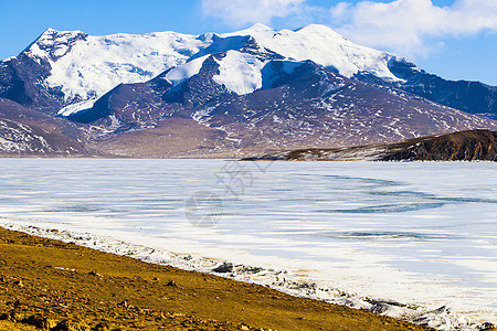 冬天结冰的西藏高原湖泊普姆雍措图片