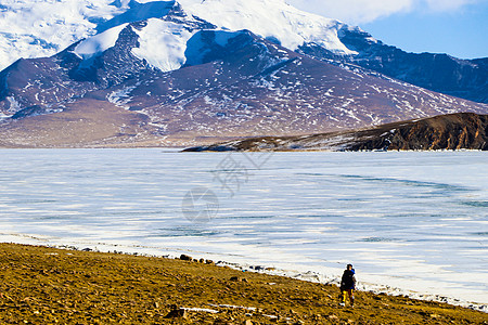 当惹雍措冬天结冰的西藏高原湖泊普姆雍措背景