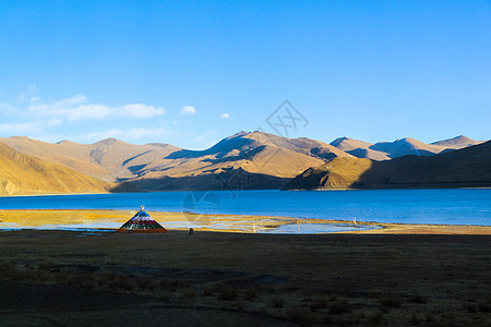 西藏帐篷冬天结冰的高原湖泊羊湖羊卓雍措背景
