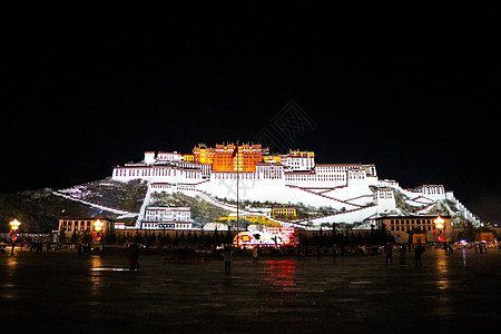 除夕时的布达拉宫夜景图片