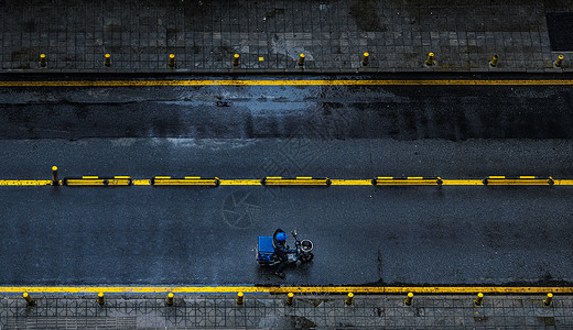 送外卖小哥哥雨中送外卖背景