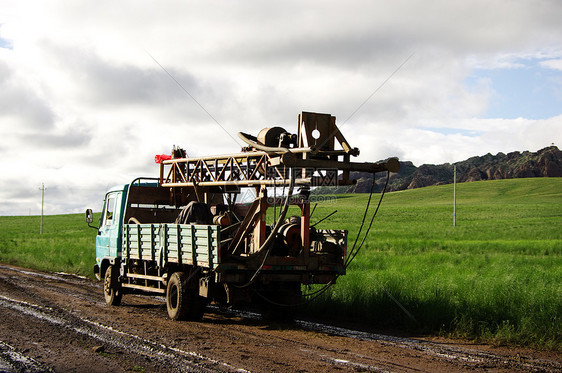 内蒙古大草原上的货车图片