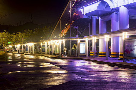 夜间公交车站站台背景