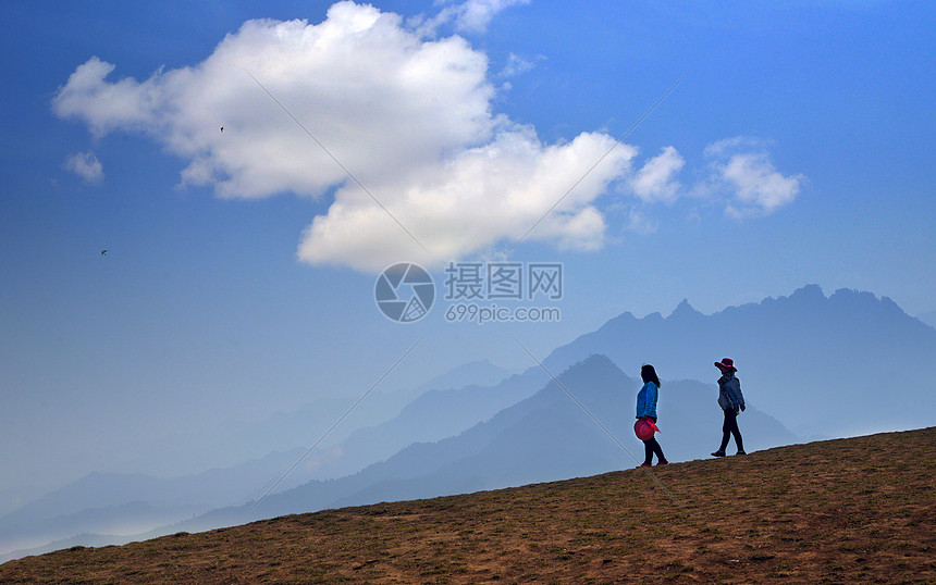 高山之巅漫步惬意的人图片