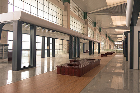 空旷无人的高铁站背景图片