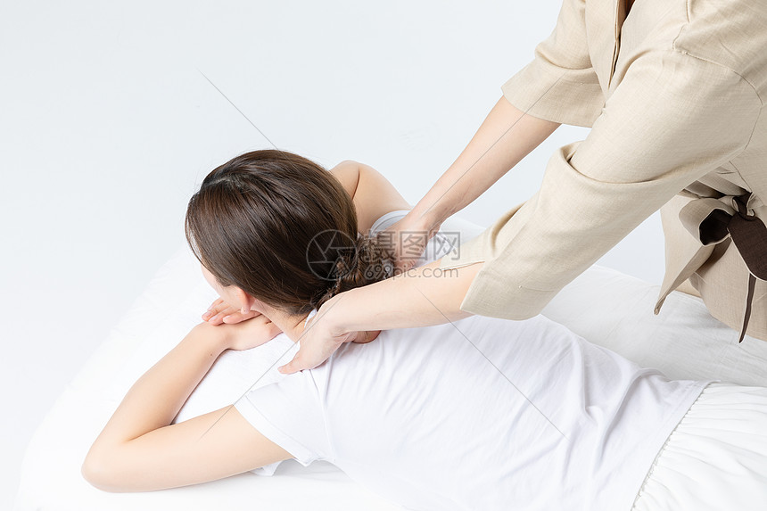 女性肩颈按摩