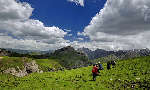 高山上藏民和马驼物资背景图片