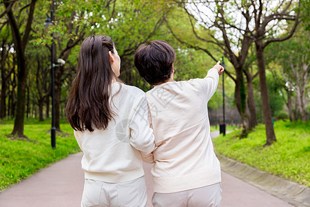 母女户外逛街背影高清图片