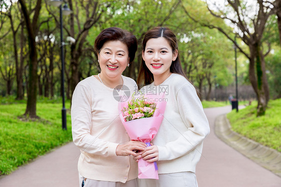 女儿送妈妈鲜花图片