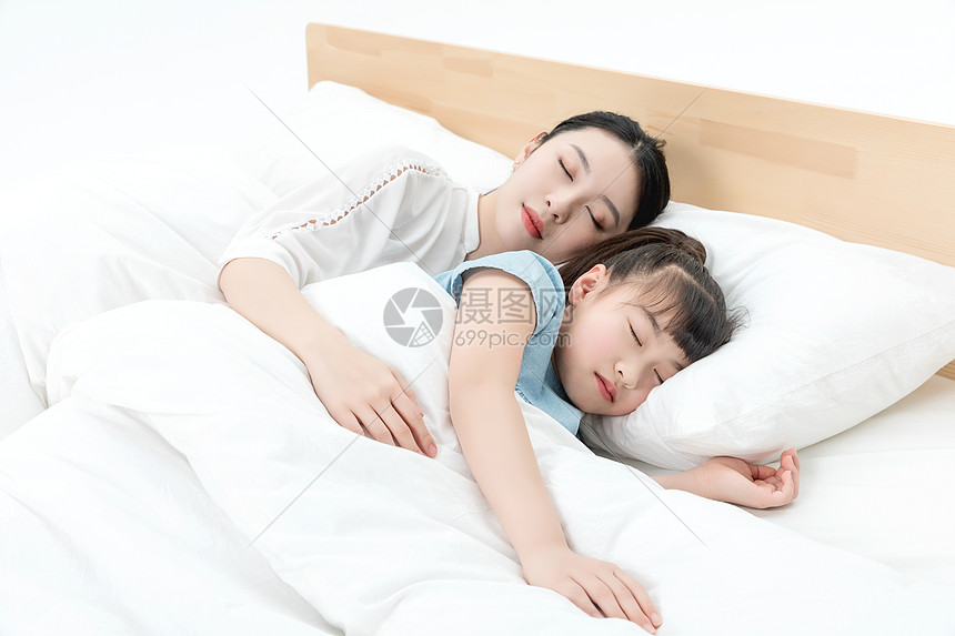 青年母女睡眠图片