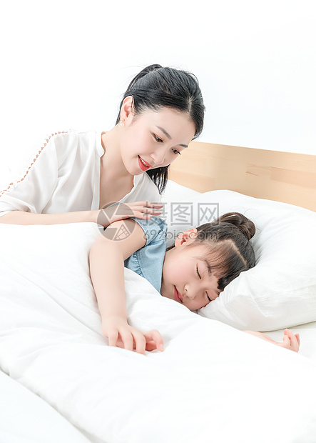 青年母女睡眠图片