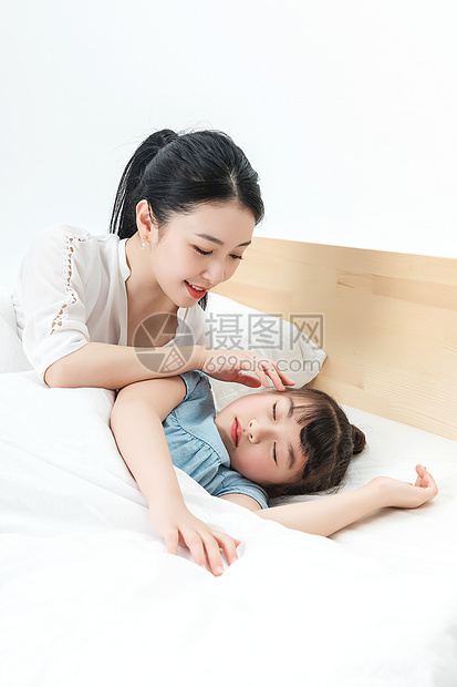 青年母女睡眠图片