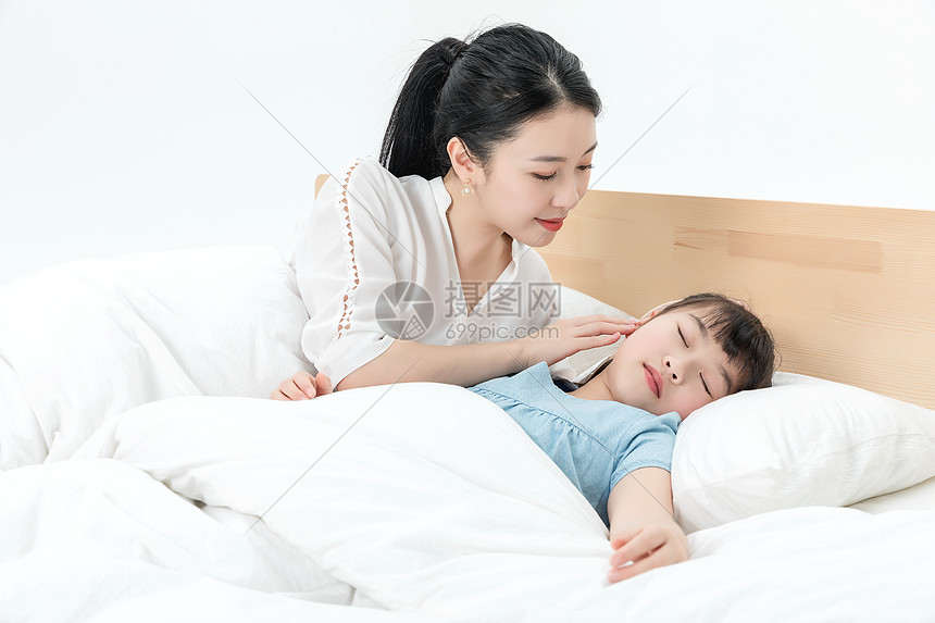 青年母女睡眠图片