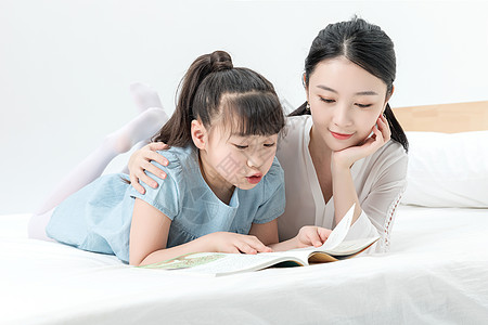 青年母女床上阅读图片