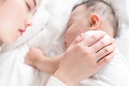 妈妈陪伴宝宝入睡背景图片