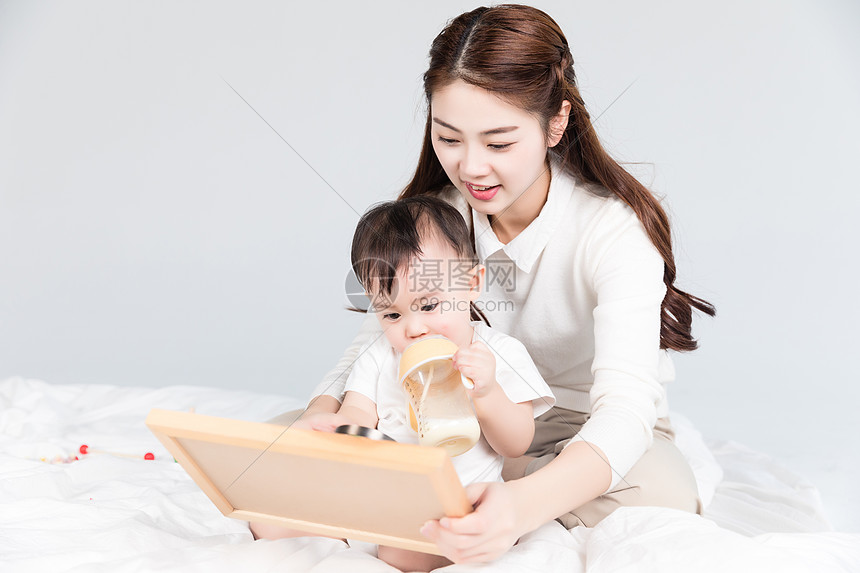 妈妈喂宝宝喝牛奶高清图片下载-正版图片501199541-摄图网