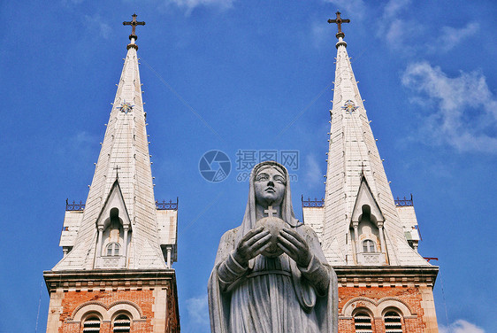 越南地标红教堂前的圣母玛利亚雕像图片