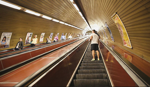 布拉格地铁站内的自动扶梯图片
