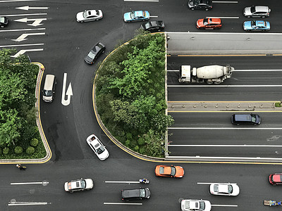 停车道闸俯拍深圳道路上的汽车背景