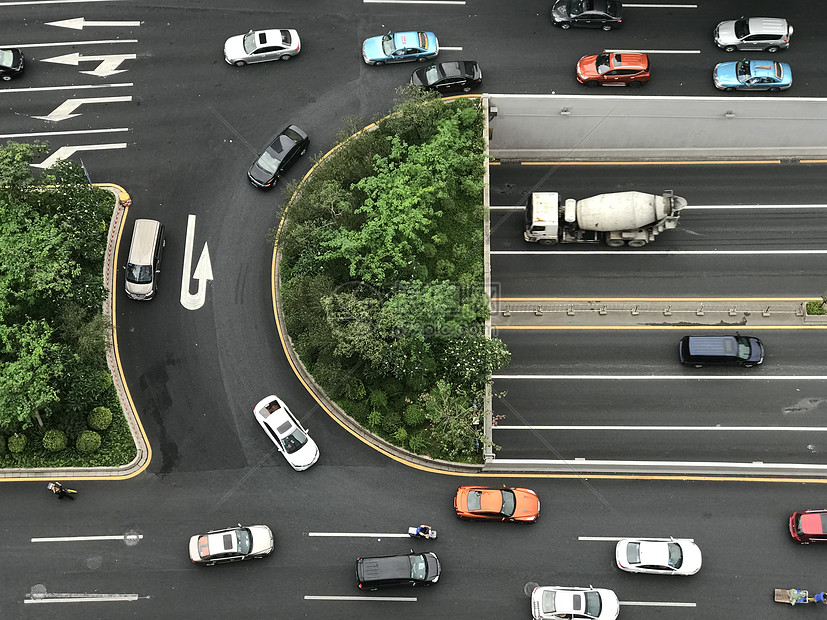 俯拍深圳道路上的汽车图片