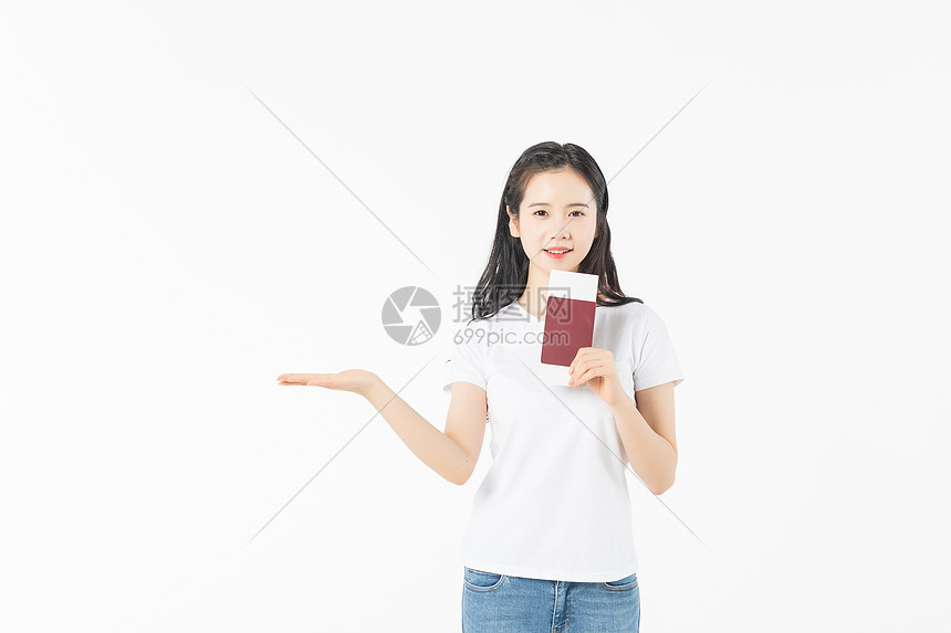 少女出游手拿护照图片