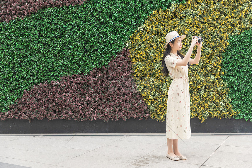 少女城市出游拍照图片