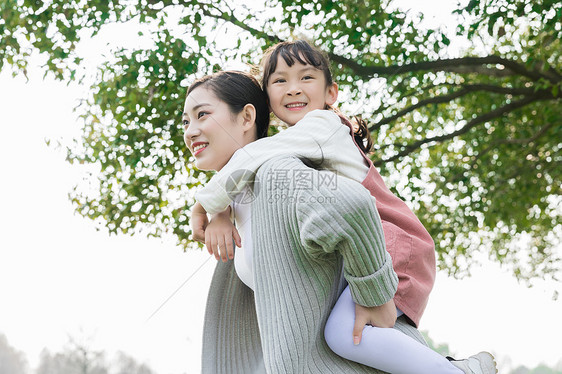 妈妈背着女儿游玩图片