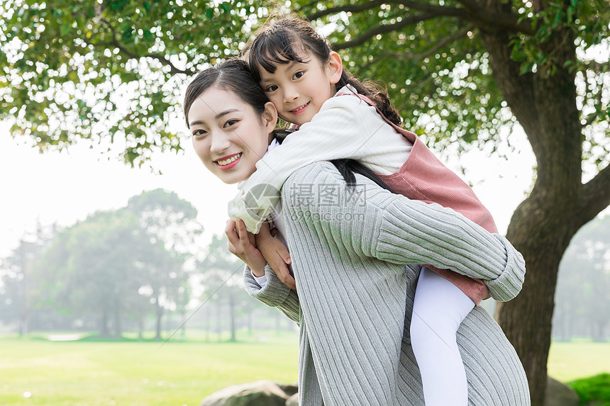 妈妈背着女儿游玩图片