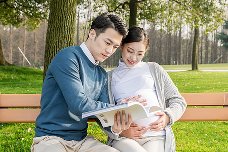 怀孕夫妇夫妻看育儿经背景