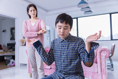 单亲妈妈妈妈教导叛逆期的男孩背景