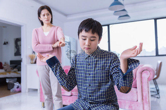 妈妈教导叛逆期的男孩图片