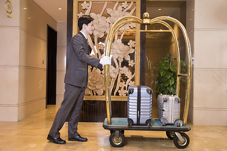 酒店服务员为顾客搬运行李图片