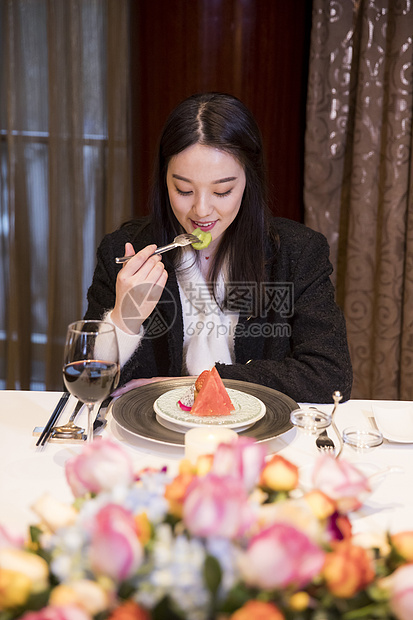 顾客在酒店就餐图片