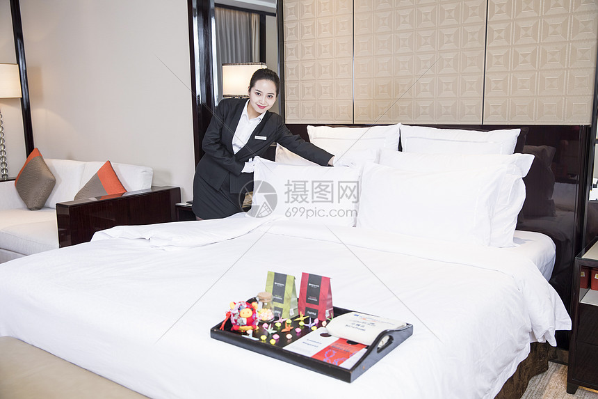 酒店服务人员整理床铺图片