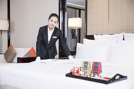 酒店服务人员整理床铺背景图片