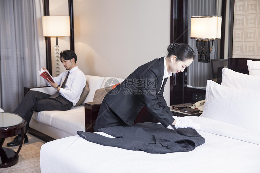 酒店服务人员叠衣服图片
