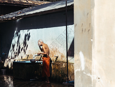 缅甸僧人洗头高清图片