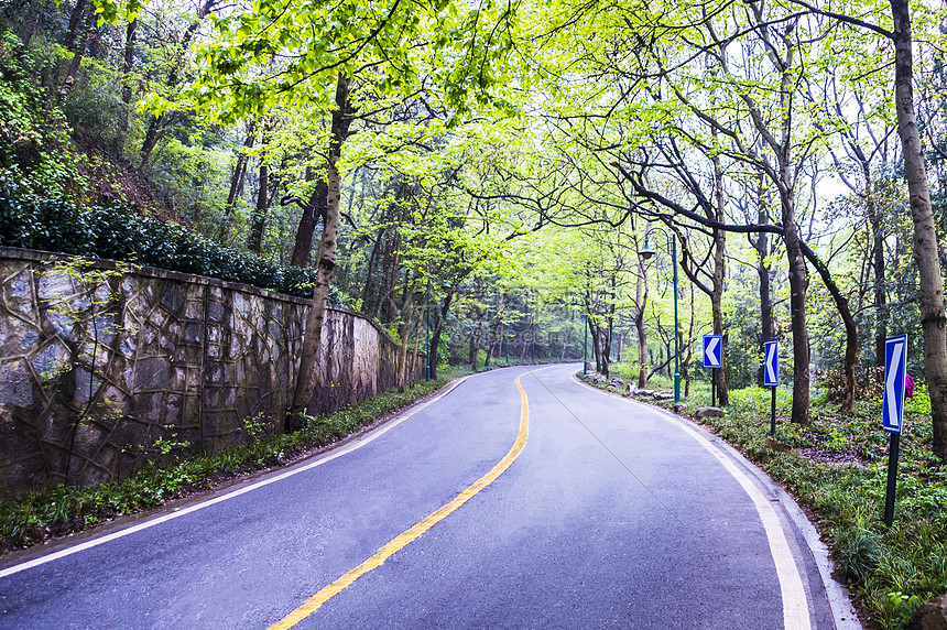 山间道路背景图片