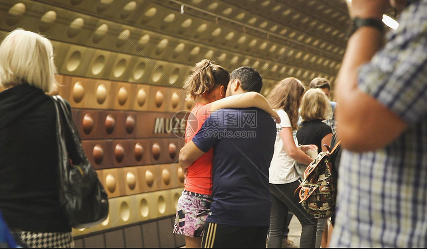 布拉格地铁站里相拥的情侣图片