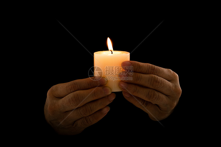 手拿蜡烛祈祷图片