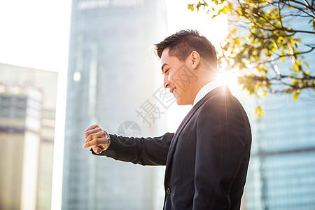 年轻商务男士看手表高清图片