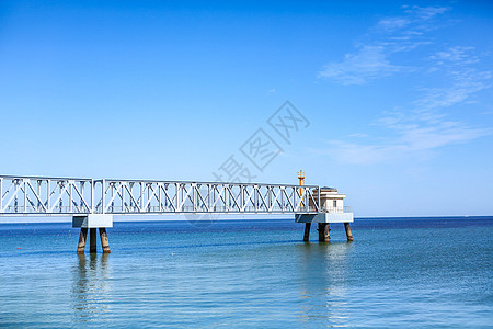 海边嬉戏天津滨海海边桥梁背景